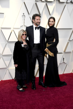 Брэдли Купер с мамой и Ириной Шейк на премии «Оскар»
