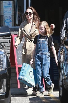 Анджелина Джоли с дочкой Вивьен