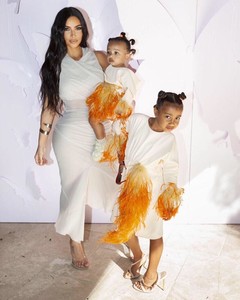 Ким Кардашьян с дочками Чикаго и Норт