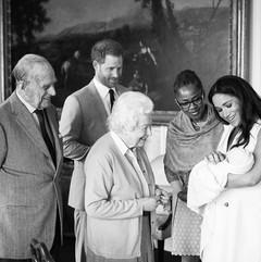 Принц Филипп, Елизавета II, принц Гарри и Меган Маркл с мамой и сыном