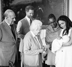 Принц Филипп, принц Гарри, Елизавета II, Дория Рагланд и Меган Маркл с сыном