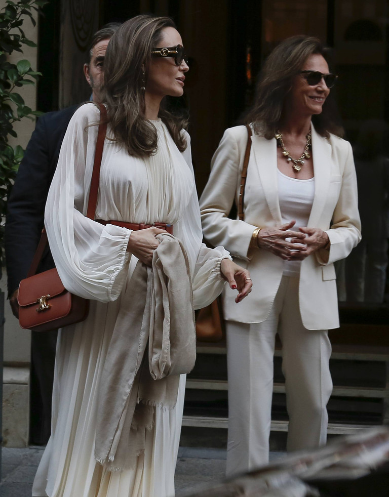 Анджелина Джоли и Жаклин Биссeт в Париже