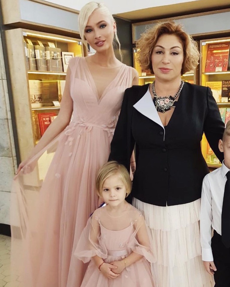 Алена Шишкова с дочкой Алисой и Симоной Юнусовой