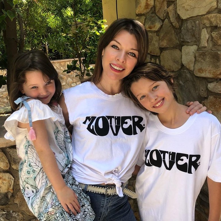 Мила Йовович с дочками