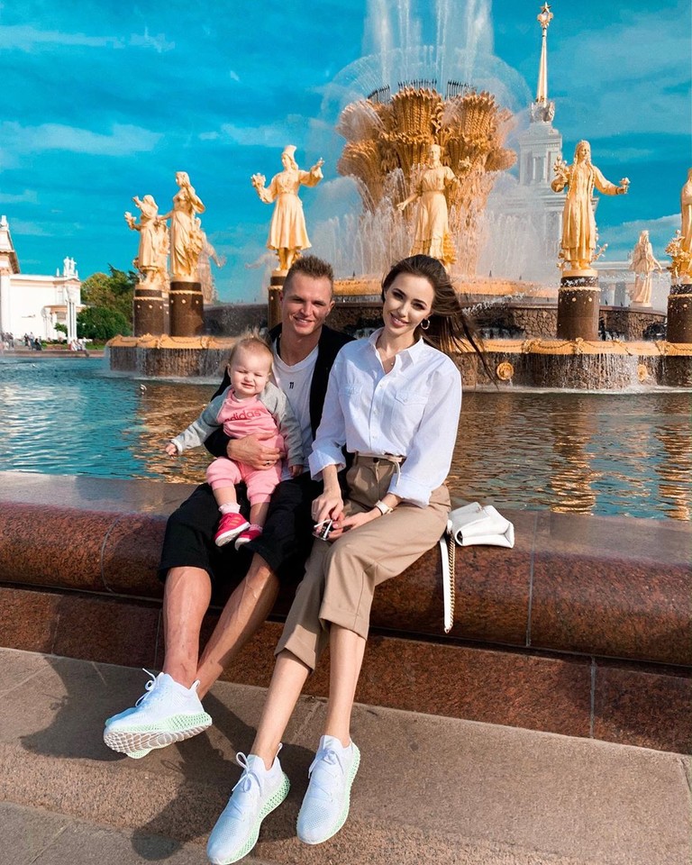 Дмитрий Тарасов и Анастасия Костенко с дочкой Миланой