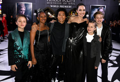 Анджелина Джоли с детьми на премьере «Малефисенты»