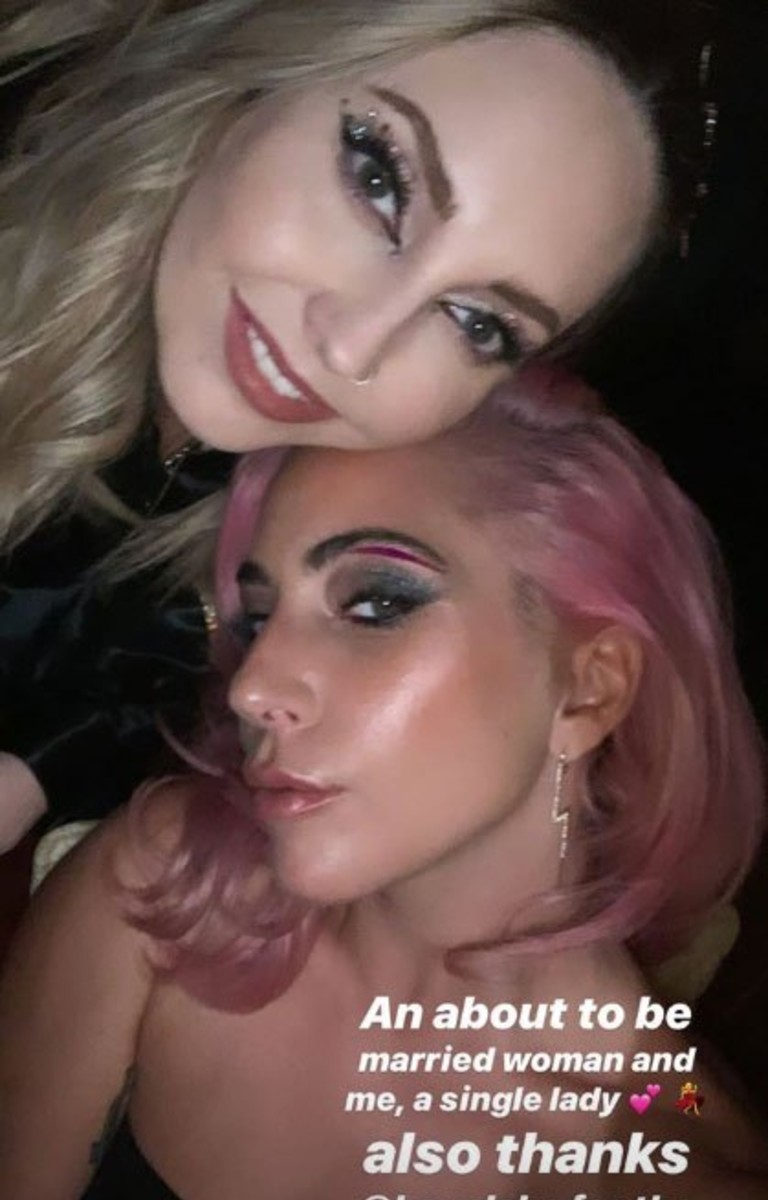 Леди Гага с подругой