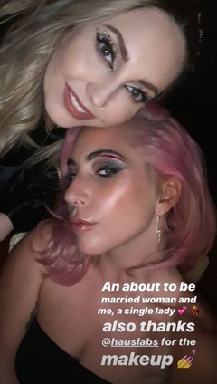 Леди Гага с подругой