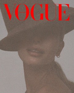 Хейли Бибер на обложке Vogue