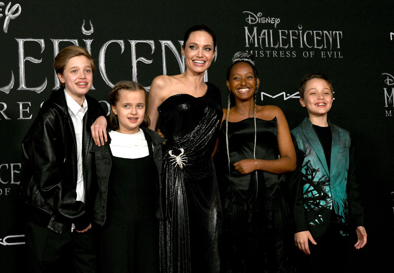 Анджелина Джоли с детьми Шайло, Вивьен, Захарой и Ноксом