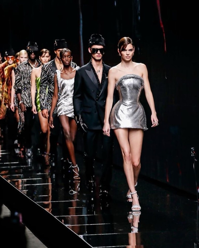Кендалл Дженнер и другие модели на показе Versace
