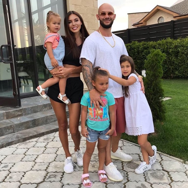 Джиган и Оксана Самойлова с детьми 