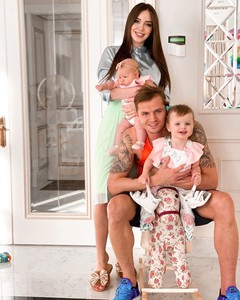 Дмитрий Тарасов, Анастасия Костенко и их дочери 