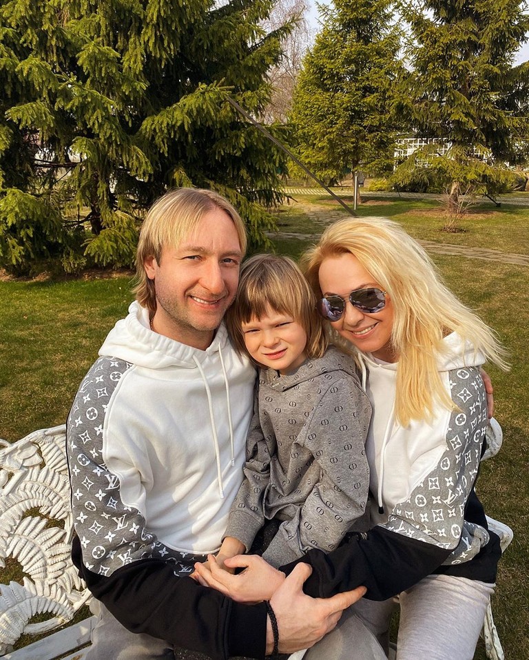 Яна Рудковская и Евгений Плющенко с сыном