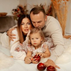 Нюша с супругом Игорем Сивовым и дочкой Симбой