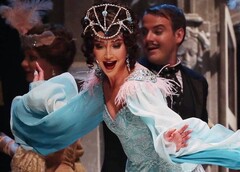 Ольга Бузова в образе Бэллы Шанталь на сцене МХАТа