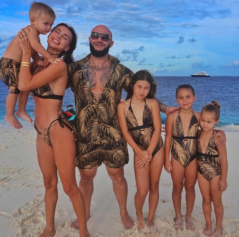 Джиган и Оксана Самойлова со своими детьми