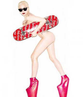 Фотографии голой Леди Гага отвлекают от рекламы скейтбордов