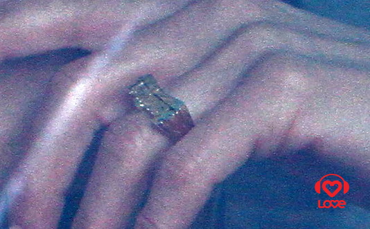 Кольцо на пальце Дженнифер Энистон
