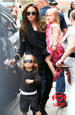 Анджелина Джоли с семьей в Лондоне
