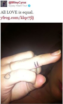 Майли Сайрус поддержала геев новой татуировкой