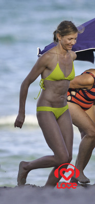 Кэмерон Диаз в бикини на пляже
