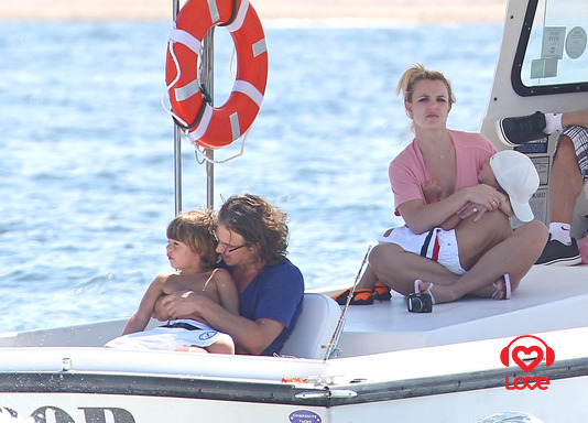 Бритни Спирс с сыновьями и возлюбленным на морской прогулке