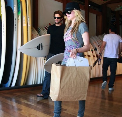 Аврил Лавин и Броди Дженнер покупают новые доски для серфинга