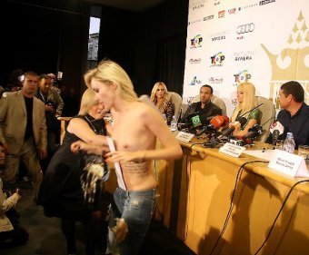 Голая активистка FEMEN напала в Киеве на Пэрис Хилтон 