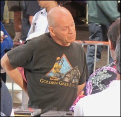 Брюс Уиллис на съемках фильма «Ставьте на фаворита». 