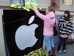 В память о Джобсе в Питере раздали яблоки В память о Джобсе в Питере раздали яблоки