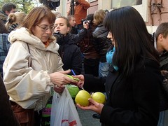 В память о Джобсе в Питере раздали яблоки В память о Джобсе в Питере раздали яблоки