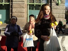 В память о Джобсе в Питере раздали яблоки В память о Джобсе в Питере раздали яблоки
