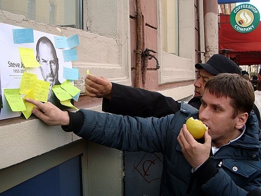 В память о Джобсе в Питере раздали яблоки 