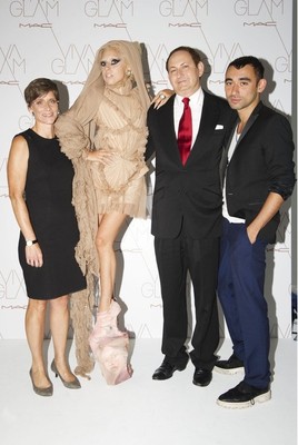 Lady GaGa сшила платье из фанатов