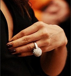 Ирина Шейк показала роскошное кольцо