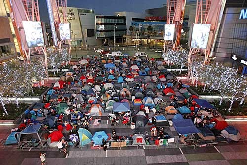Фанаты “Сумерек” живут в палатках в ожидании премьеры