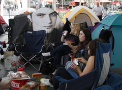 Фанаты “Сумерек” живут в палатках в ожидании премьеры