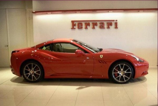 Пэрис Хилтон в «черную пятницу» купила красный «Ferrari»