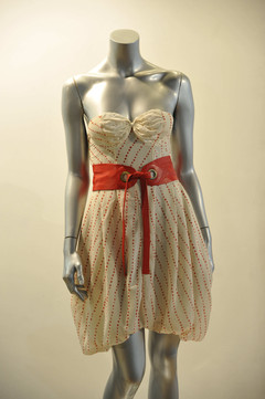 Платье певицы Эми Уайнхаус продали за 50 тыс. евро