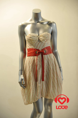 Платье певицы Эми Уайнхаус продали за 50 тыс. евро