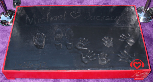 Отпечатки ладоней Майкла Джексона появились на Аллее славы
