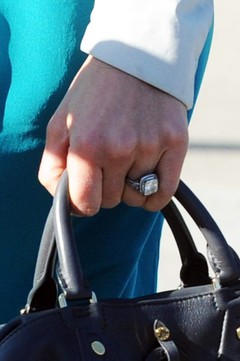 Джессика Бил показала обручальное кольцо