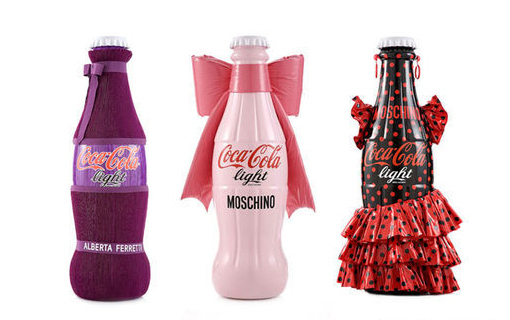 Бутылки Coca-Cola одели в платья