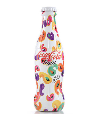 Бутылки Coca-Cola одели в платья