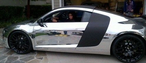 Ким Кардашян в Лос-Анджелесе разъезжает на хромированной Audi R8