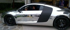 Ким Кардашян в Лос-Анджелесе разъезжает на хромированной Audi R8