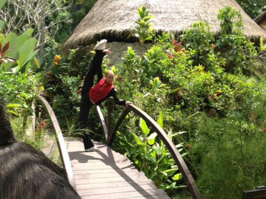Анастасия Волочкова на Бали тренируется в кустах 
