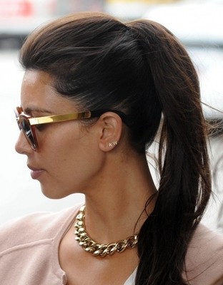 Ким Кардашян носит сережки с инициалами Канье Уэста