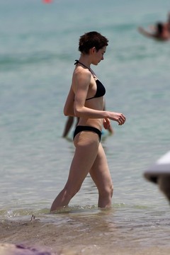 Энн Хэтуэй демонстрирует результаты своего похудения на пляже в Малибу